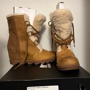 Worn once!!!! Joan of arctic wedge shearling 2 size 8.5